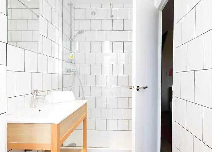 מלון Stanley By Happyculture 3*